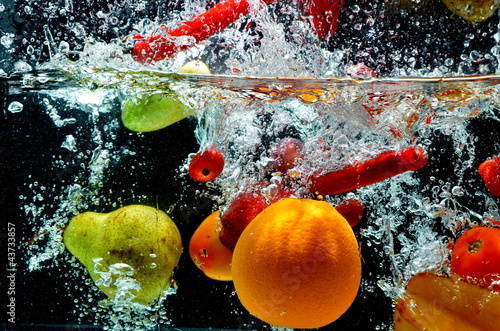 Naklejka - mata magnetyczna na lodówkę Various Fruit Splash on water