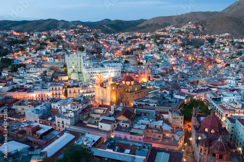 Plakat na papierze fotorealistycznym Guanajuato w nocy (Meksyk)