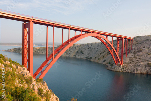 Board z aluminiowym obramowaniem Czerwony maslenica most, chorwacja
