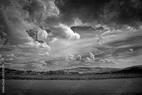 Obraz na płótnie canvas Infra czerwona fotografia krajobrazu z pięknym niebem