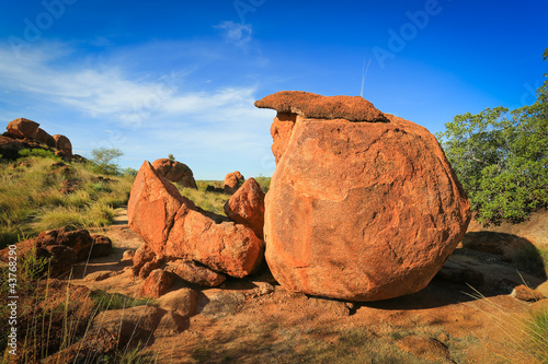 Naklejka samoprzylepna Granit erozji czerwonej skały, geologiczne duże kamyczki kamyki
