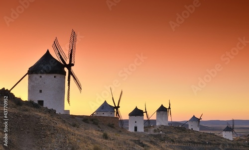 Board z aluminiowym obramowaniem Wiatraki w Consuegra, Hiszpania.