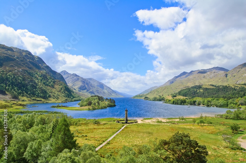 Board z aluminiowym obramowaniem Pomnik glenfinnan i jezioro Loch Shiel. 
