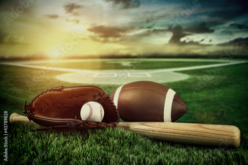 Board z aluminiowym obramowaniem Baseball, bat i rękawica w polu o zachodzie słońca