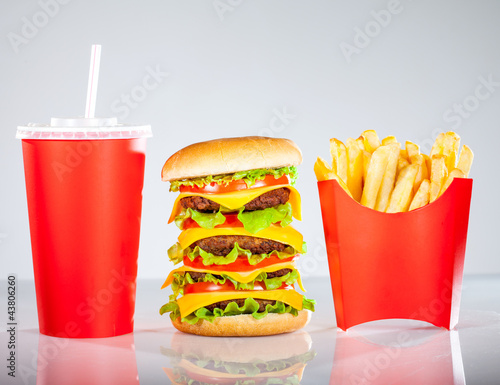 Naklejka samoprzylepna Smaczny hamburger i frytki