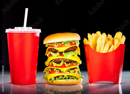 Naklejka samoprzylepna Smaczny hamburger i frytki na ciemnym