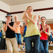 Zumba - junge Leute tanzen in Tanzstudio