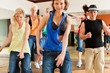 Zumba - junge Leute tanzen in Tanzstudio