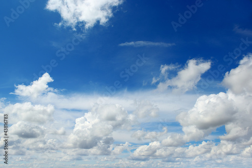 Naklejka samoprzylepna Lekkie cumulus chmury na niebieskim niebie