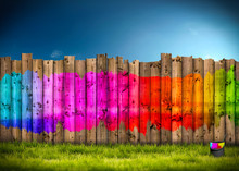 Ein Zaun Aus Brettern Bunt Bemalt Mit Leuchtenden Farben
