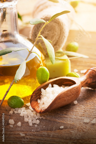 Naklejka samoprzylepna Naturalne ustawienie spa z oliwą z oliwek.