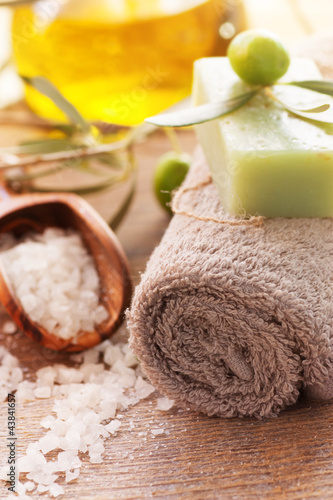 Naklejka samoprzylepna Naturalne ustawienie spa z oliwą z oliwek.