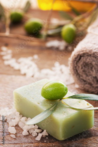 Naklejka samoprzylepna Naturalne ustawienie spa z oliwą z oliwek.