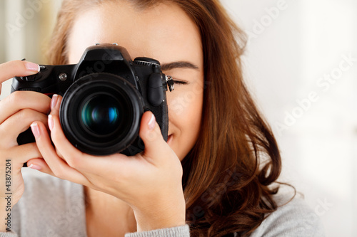 Fotografie, Obraz Pretty woman is a proffessional photographer with dslr camera