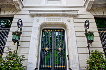 grèce; Athènes : porte métallique et lampadaires