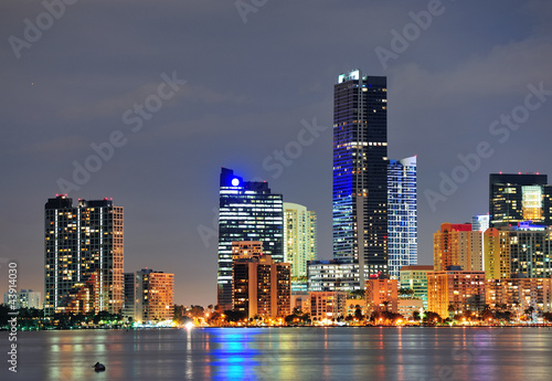 Plakat na papierze fotorealistycznym Scena nocna miami