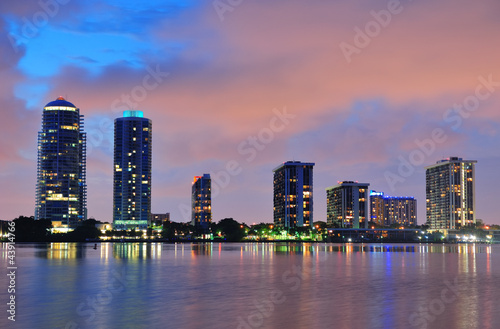 Plakat na papierze fotorealistycznym Scena nocna miami