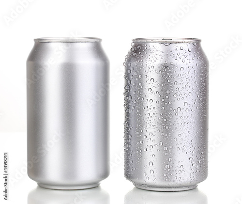 Fotografía aluminum cans isolated on white