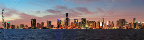 Plakat na papierze fotorealistycznym Scena nocna miami