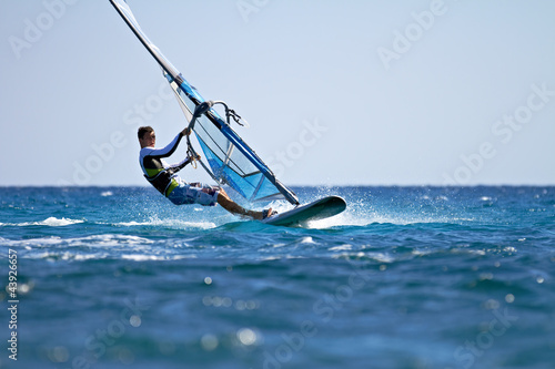 Obrazy Windsurfing  widok-z-boku-mlodego-windsurfera
