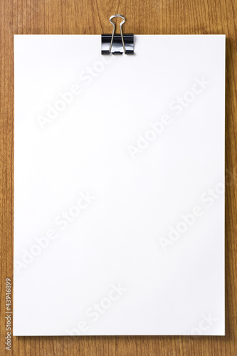 木目の背景にクリップで束ねた白紙 Stock Photo Adobe Stock 木目の背景にクリップで束ねた白紙 Stock Photo Adobe Stock