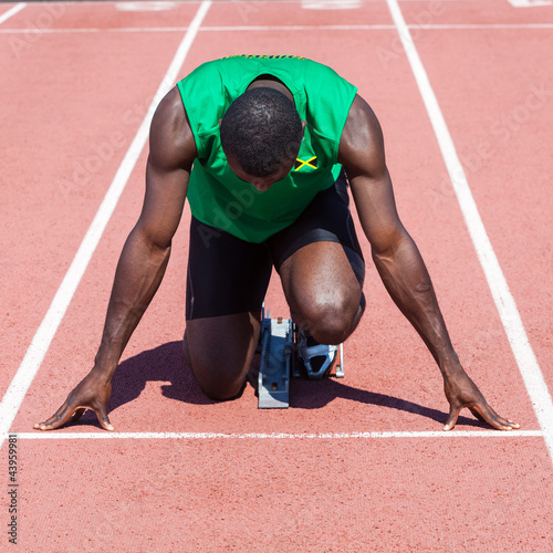 Board z aluminiowym obramowaniem Sportowiec lekkoatletyczny przed rozpoczęciem wyścigu