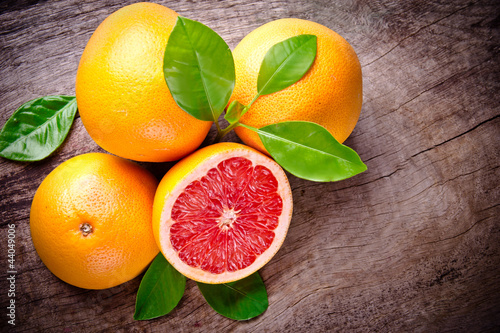 Obraz w ramie Freshly harvested grapefruit on wooden background