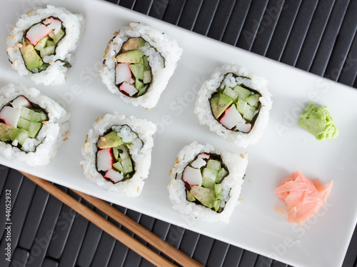 Tapeta ścienna Sushi - rolki kalifornijskie wystrzeliwane z góry