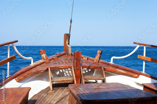 Cuadros en Lienzo The bow of old wood ship in the sea