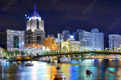 Board z aluminiowym obramowaniem Pittsburgh skyline wzdłuż rzeki allegheny