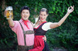 © Peter Atkins - Bayerisches Paar mit Lederhosen und Dirndl