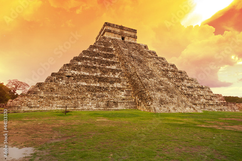 Naklejka samoprzylepna Niesamowite niebo nad piramidą kukulkan w chichen itza, meksyk