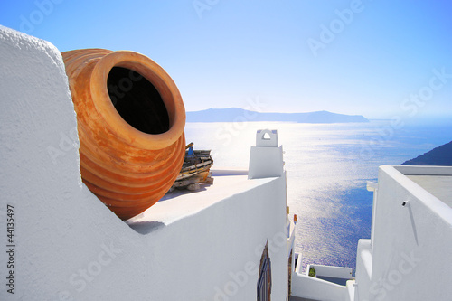 Board z aluminiowym obramowaniem Widok na morze ponad białymi ścianami santorini, grecja