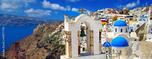 Board z aluminiowym obramowaniem Piękne santorini panoramiczny widok miasta Oia