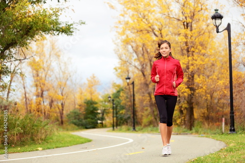 Board z aluminiowym obramowaniem Upadek działa - kobieta jogging jesienią
