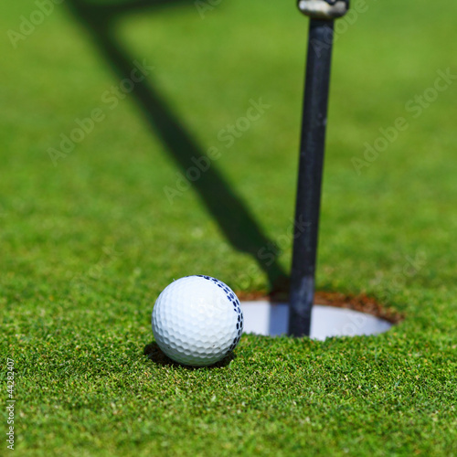 Board z aluminiowym obramowaniem Piłeczka golfowa na wardze filiżanki
