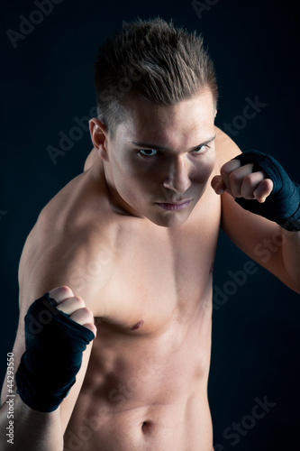 Board z aluminiowym obramowaniem Sportowiec bokser bliska portret na czarnym tle.