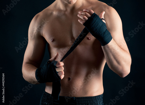 Board z aluminiowym obramowaniem Sportowiec bokser intensywny portret studio na czarnym tle