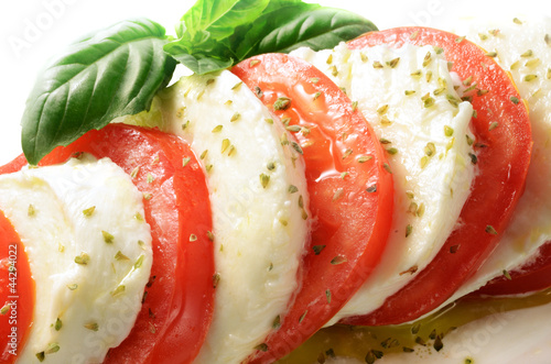 Fotoboard na płycie Sałatka caprese, pomidory, mozzarella i bazylia