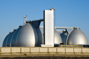 Silberner Gasspeicher in Industriegegend