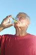 Senior trinkt ein Glas Wasser
