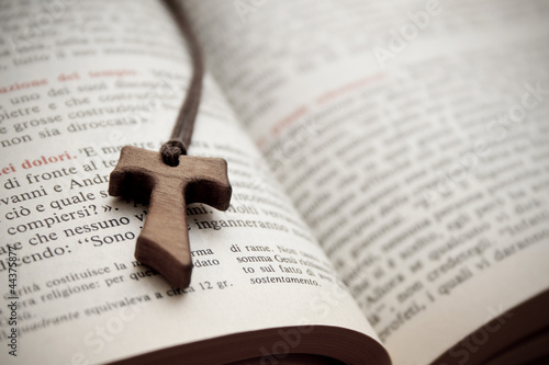 Board z aluminiowym obramowaniem Biblia ewangelia ukrzyżowana tau