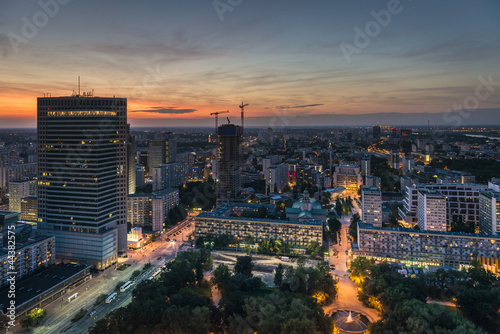 Board z aluminiowym obramowaniem Nocna panorama miasta warszawy