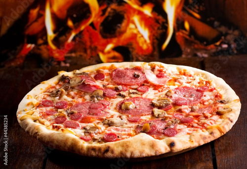 Naklejka samoprzylepna Pizza z bekonem i salami