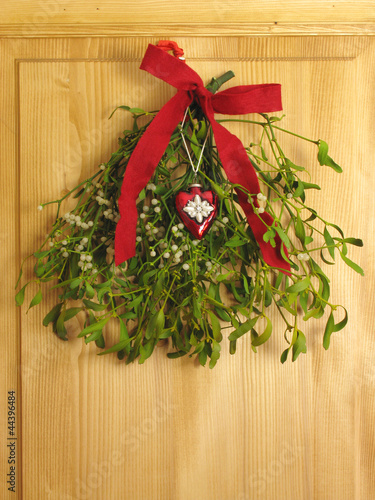 Mistelzweig kaufen Sie dieses Foto und finden Sie ähnliche Bilder auf