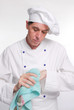 Retrato de un cocinero chef secando las manos con toalla.