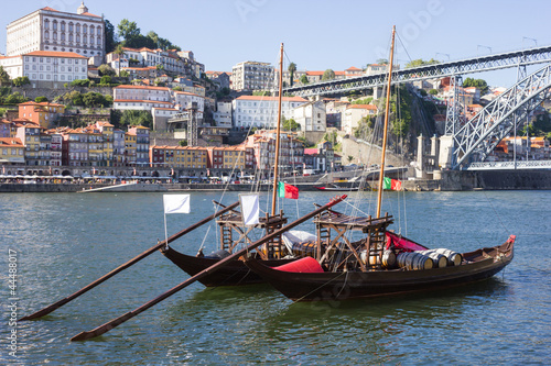 Board z aluminiowym obramowaniem Miasto porto, dwie łodzie rebelo w rzece Douro