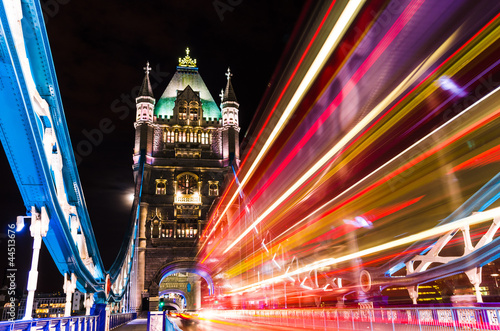 Plakat na papierze fotorealistycznym Tower Bridge w Londynie, Wielkiej Brytanii z ruchomymi czerwony piętrowy autobus
