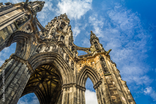 Scott Monument in sunny Edi...