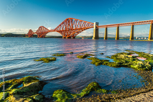 Board z aluminiowym obramowaniem Mała zatoka blisko firth naprzód most w Scotland
